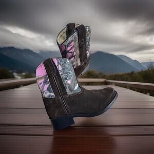 COWGIRL BOOTS - Masterson Boots Kids Size 7.5. Brown and Pink camo Cowgirl Boots
